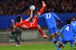 爱游戏入口-精彩绝伦：球员们奋力拚搏，决胜关键时刻