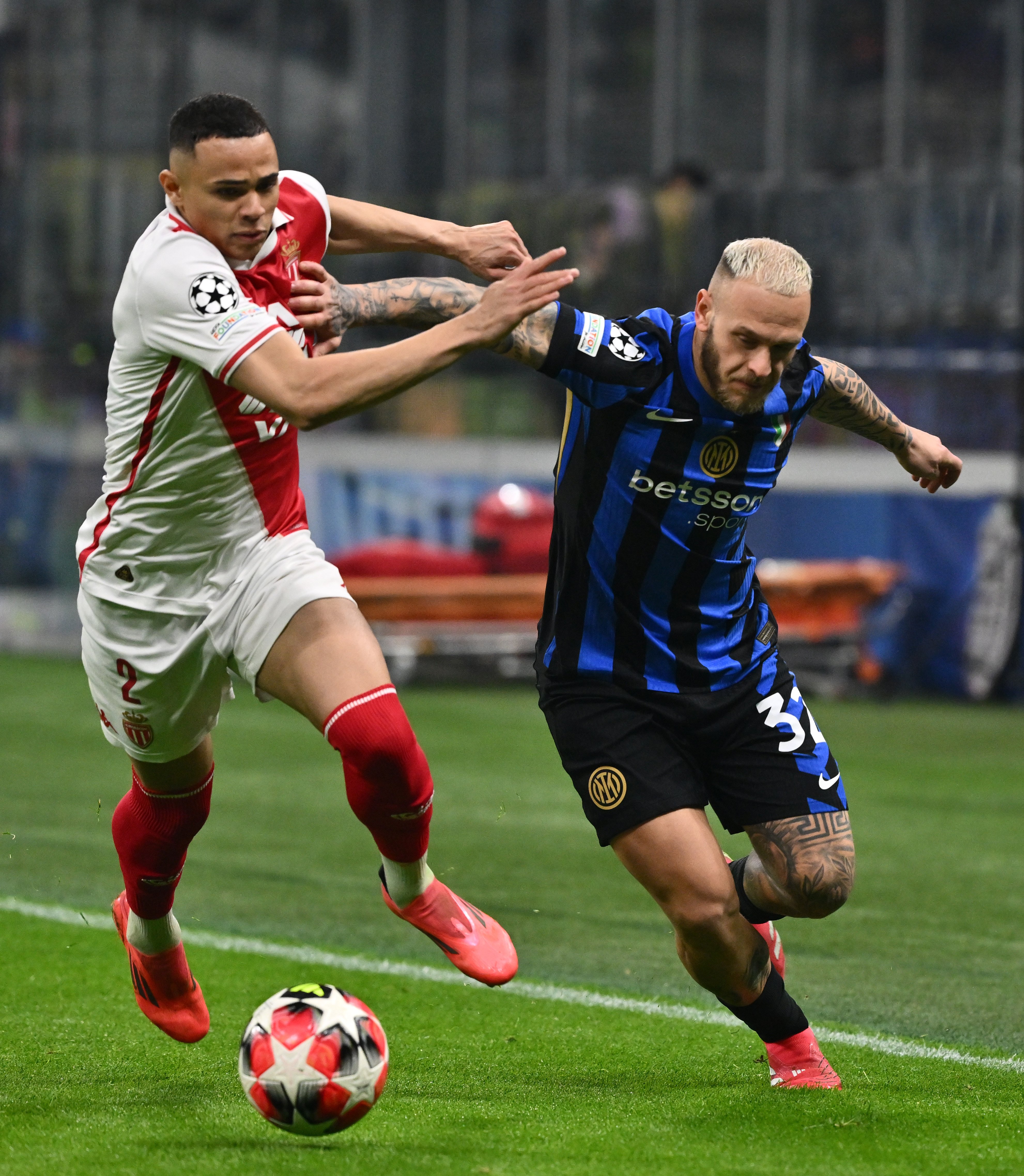 欧国联赛成绩起伏不定，球队奋力拼搏