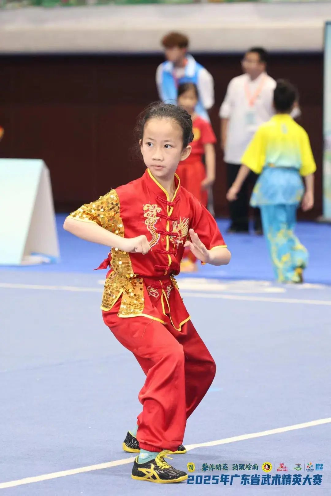 包含西班牙队连胜获佳绩，教练组整体满意表现的词条