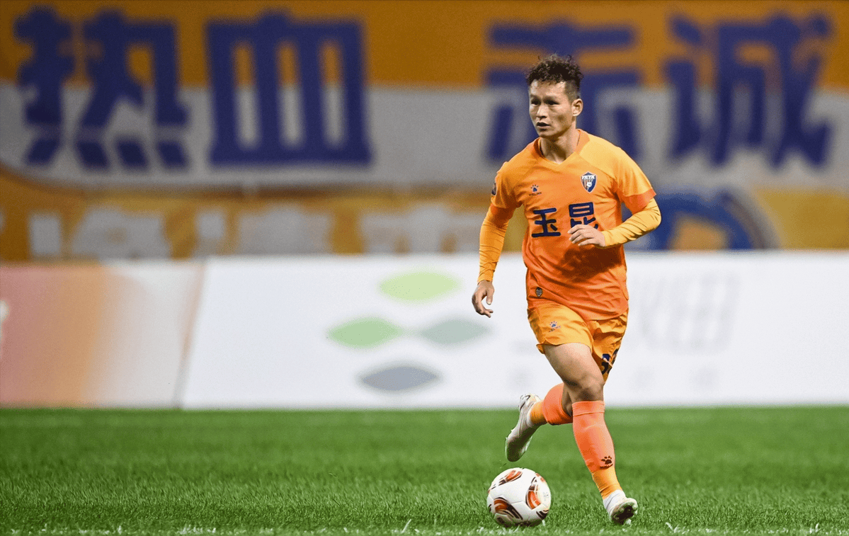 包含中场频频抢断，助球队胜利在望的词条