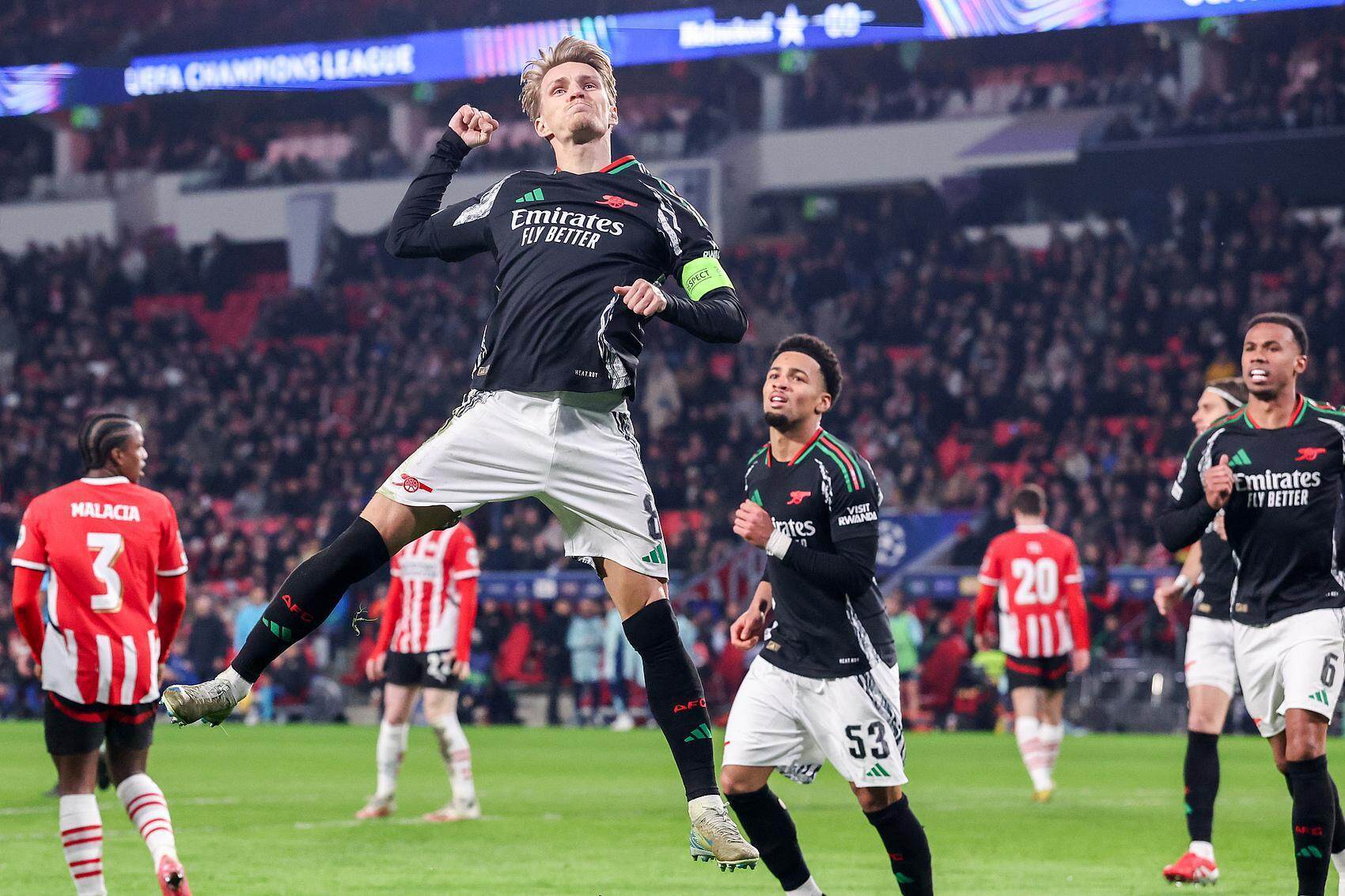 AC米兰客场击败阿贾克斯领先欧国联资格赛的简单介绍