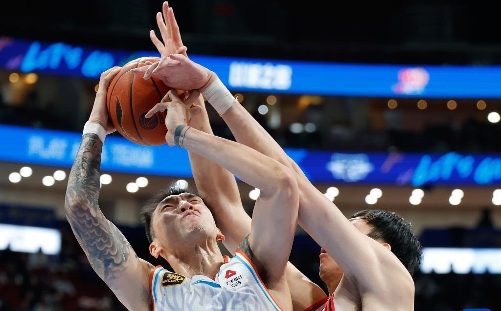 男子篮球比赛惊险拼杀中国队小胜对手