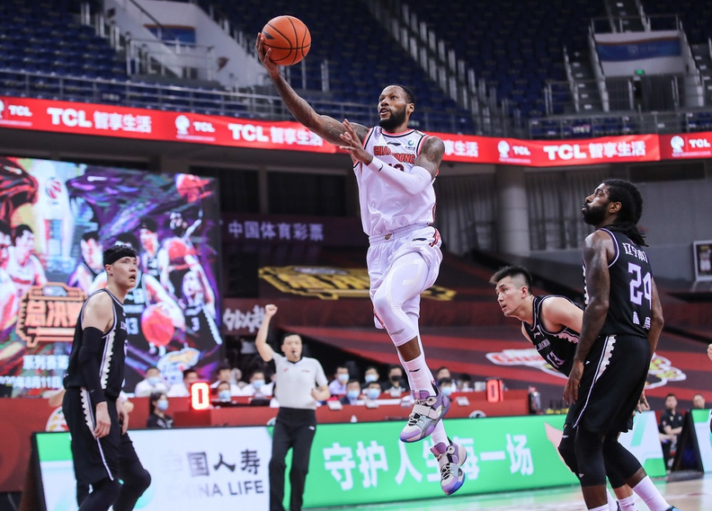 火热射手连中三分，帮助球队稳定领先