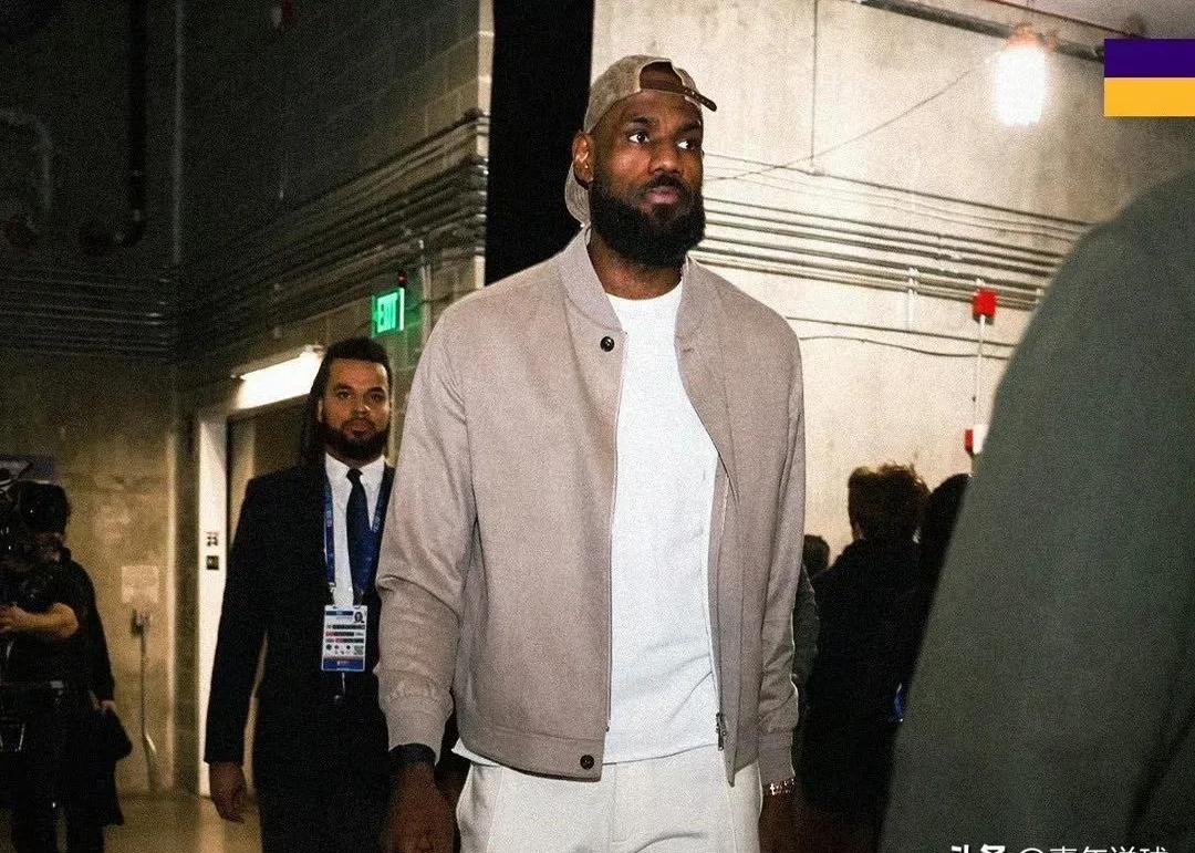 人全明星团队一笔巨款签下詹姆斯