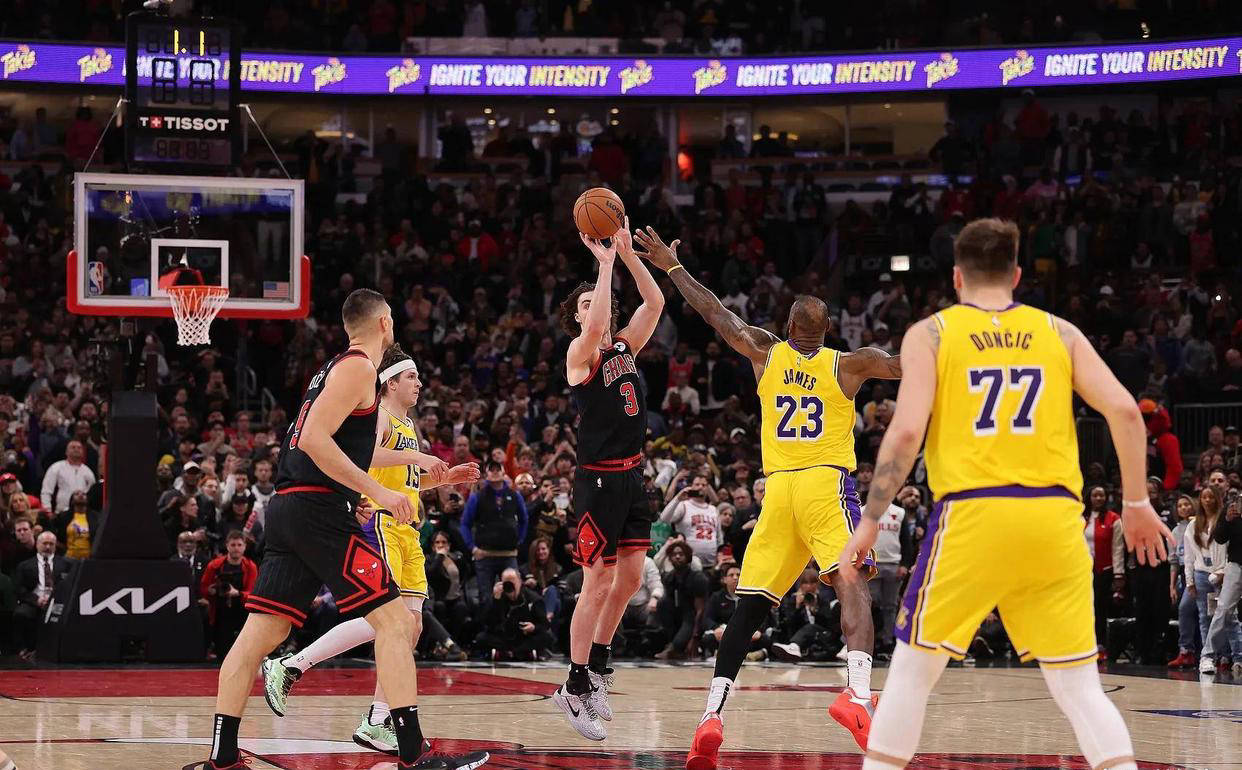 芝加哥公牛队在客场赢得比赛