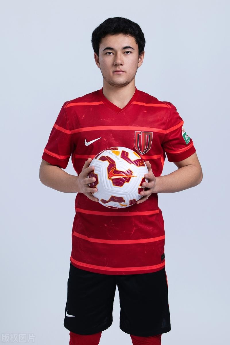 中超球员技术娴熟,被誉为国内足坛新生代 中超球员技术娴熟,被誉为国内足坛新生代