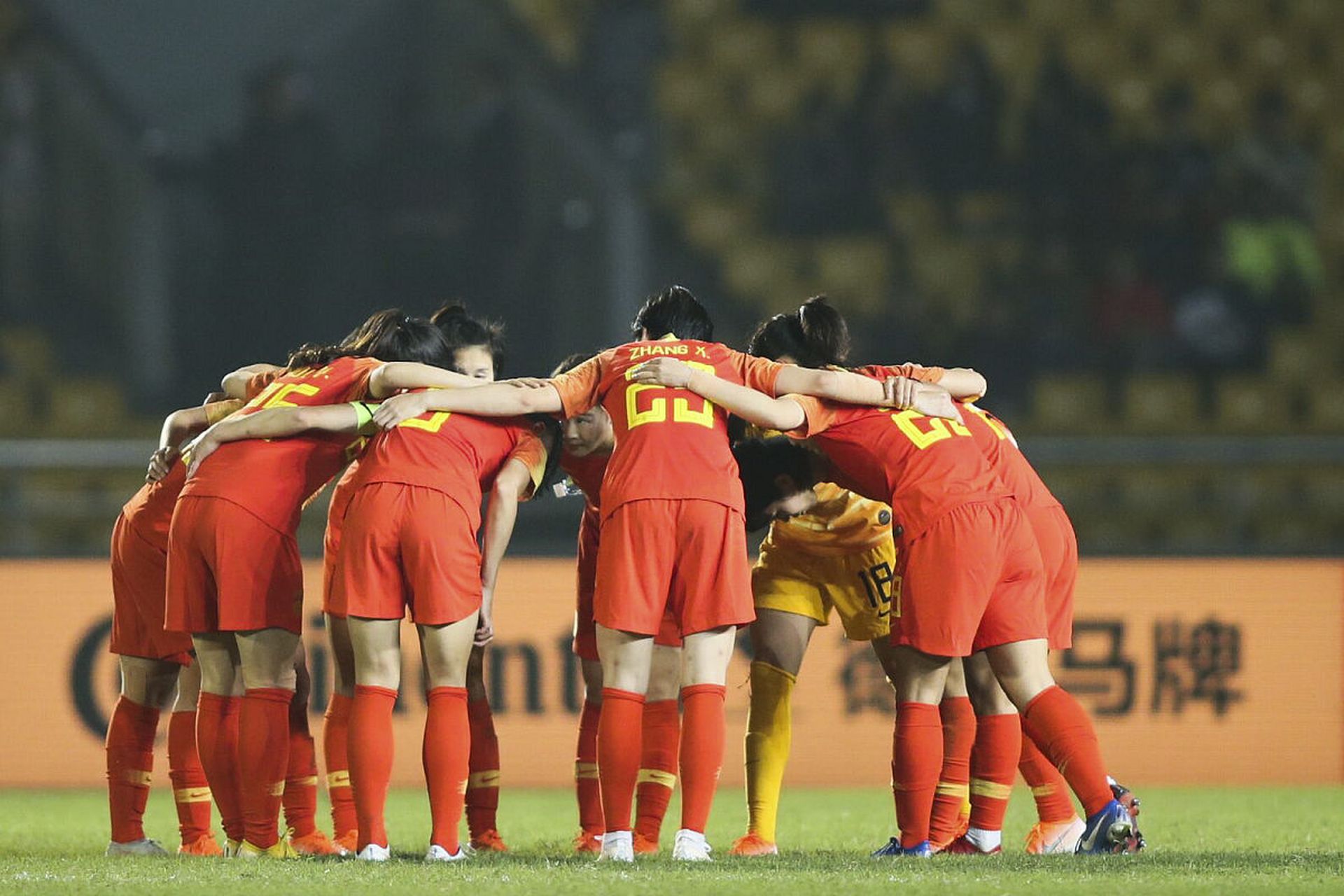 中国女足队员积极拼搏,夺取胜利 中国女足队员积极拼搏,夺取胜利