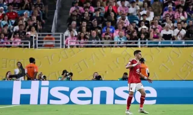 著名球员再次表现出色，引发球迷热烈讨论