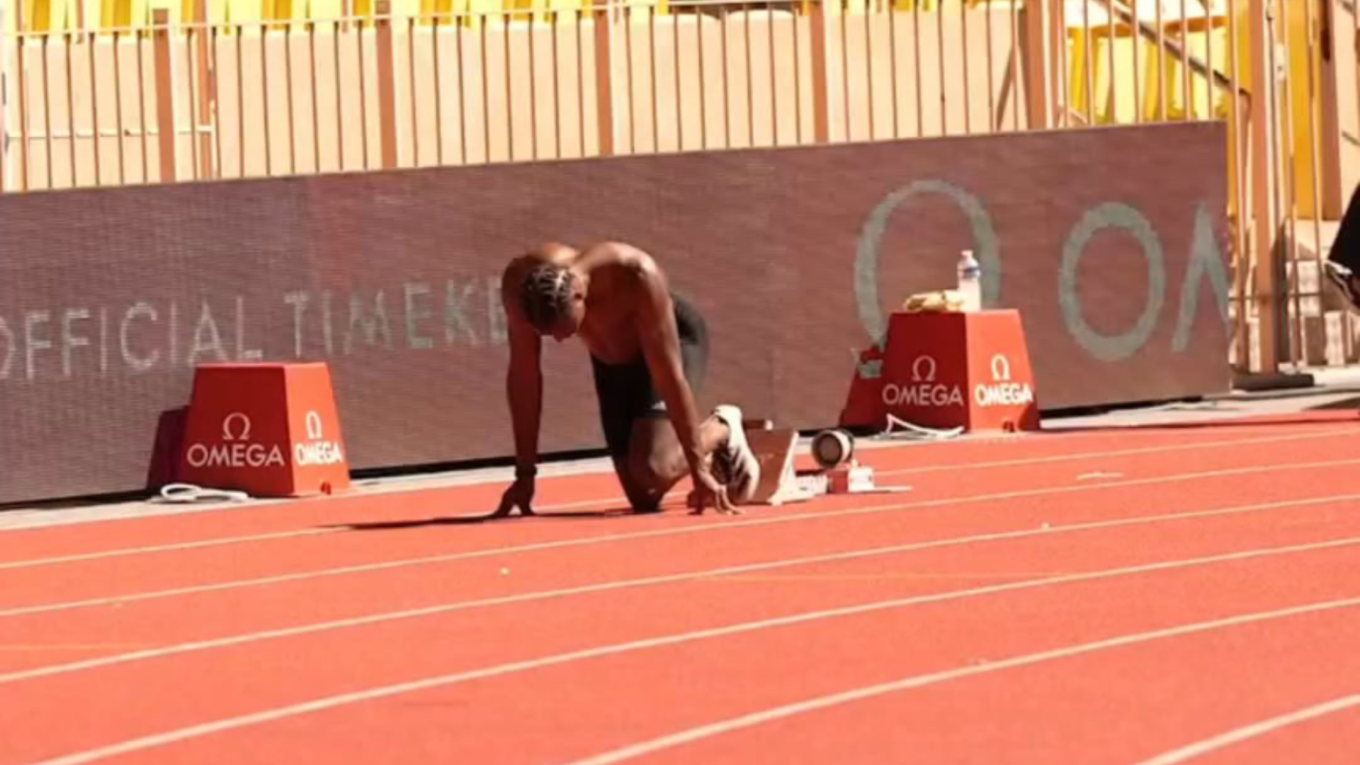 摩纳哥队球员进行实战训练，调整战术备战