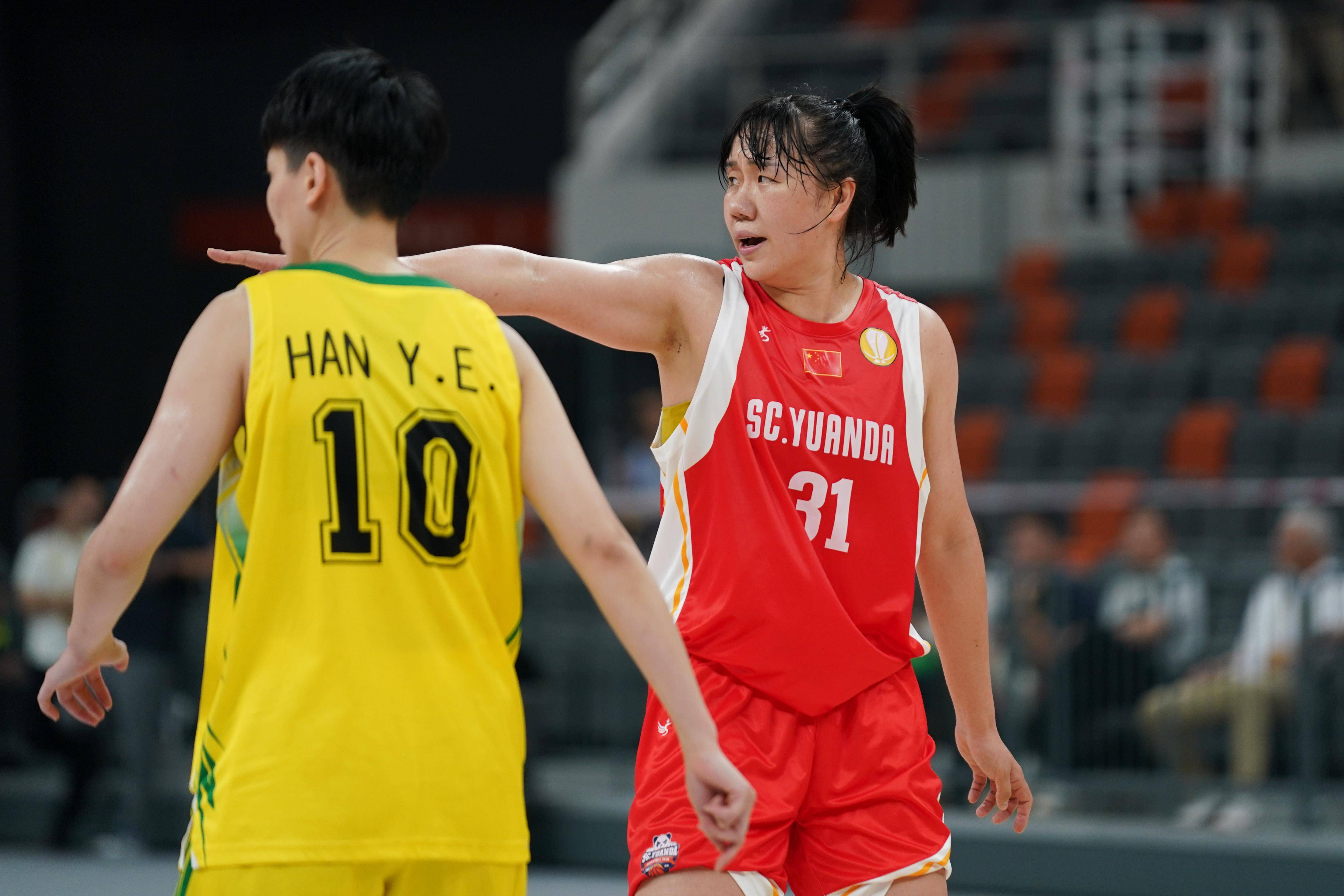 篮球赛事中球员间的紧张对抗，场面激烈