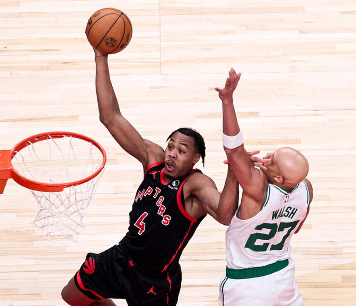 猛龙险胜凯尔特人，领先东部