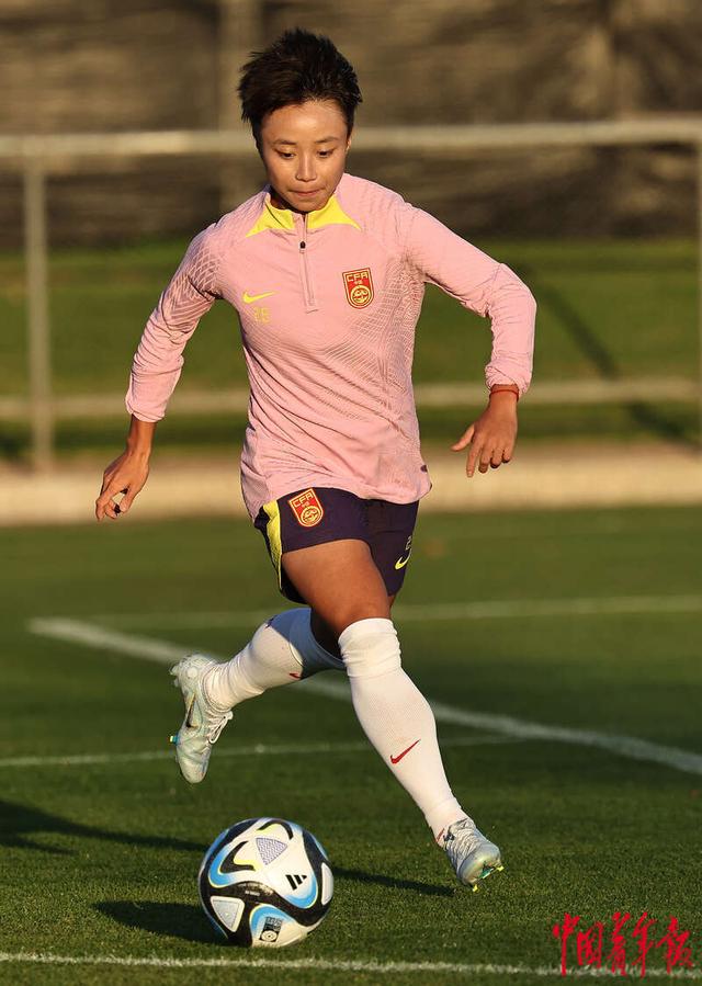 中国女足备战资格赛,团结一心 中国女足备战资格赛,团结一心