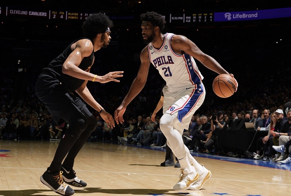 骑士队老将迎来生涯里程碑,向队友传递经验的简单介绍 骑士队老将迎来生涯里程碑,向队友传递经验的简单介绍