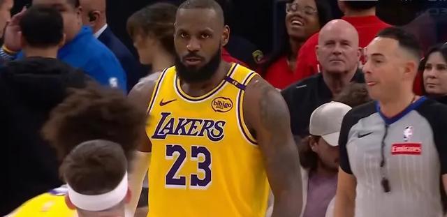 湖人队防守端表现出色,对手难以找到破解之法 湖人队防守端表现出色,对手难以找到破解之法