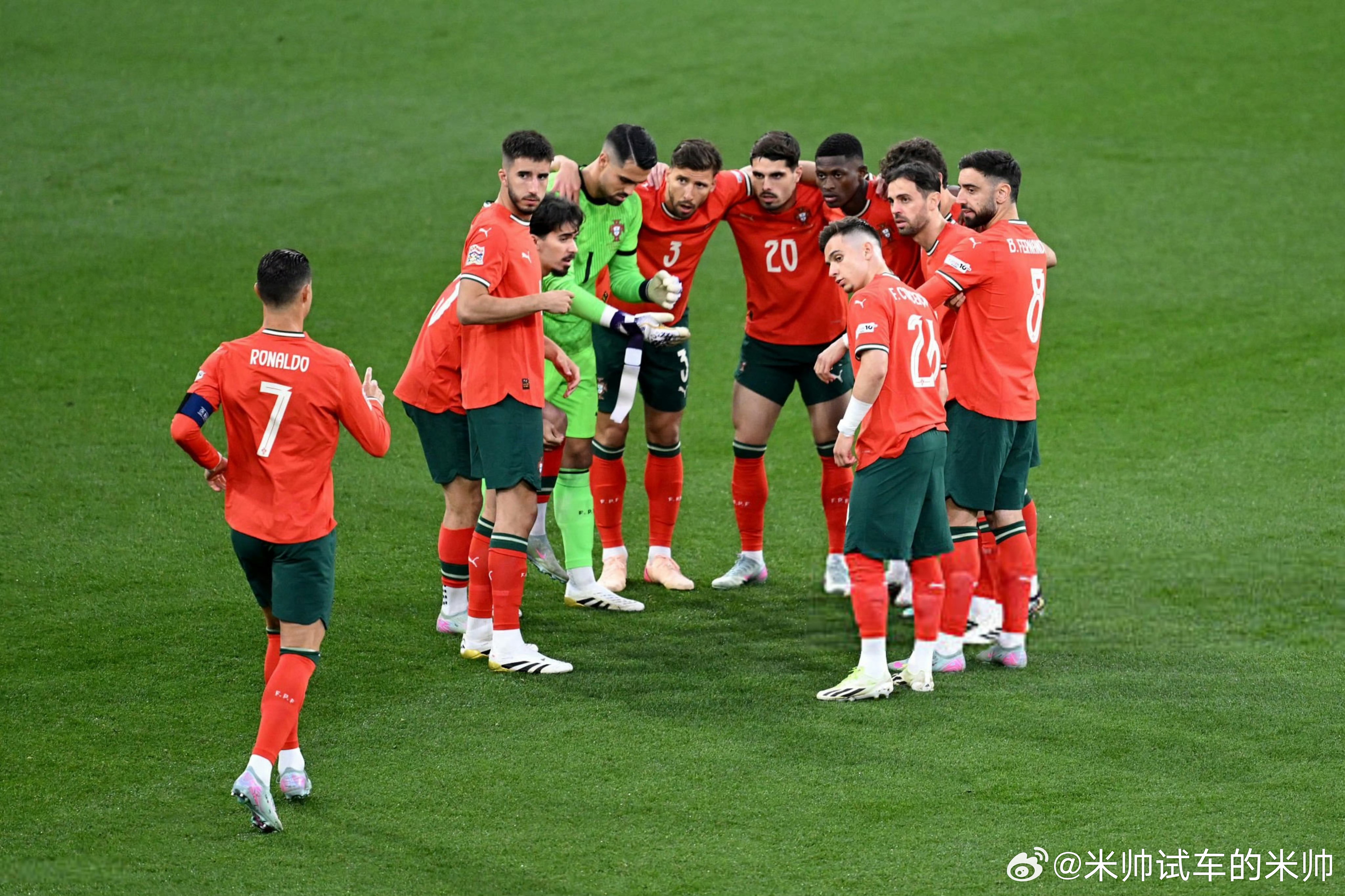 球员们在欧国联赛中展现出色的技术和体力 球员们在欧国联赛中展现出色的技术和体力