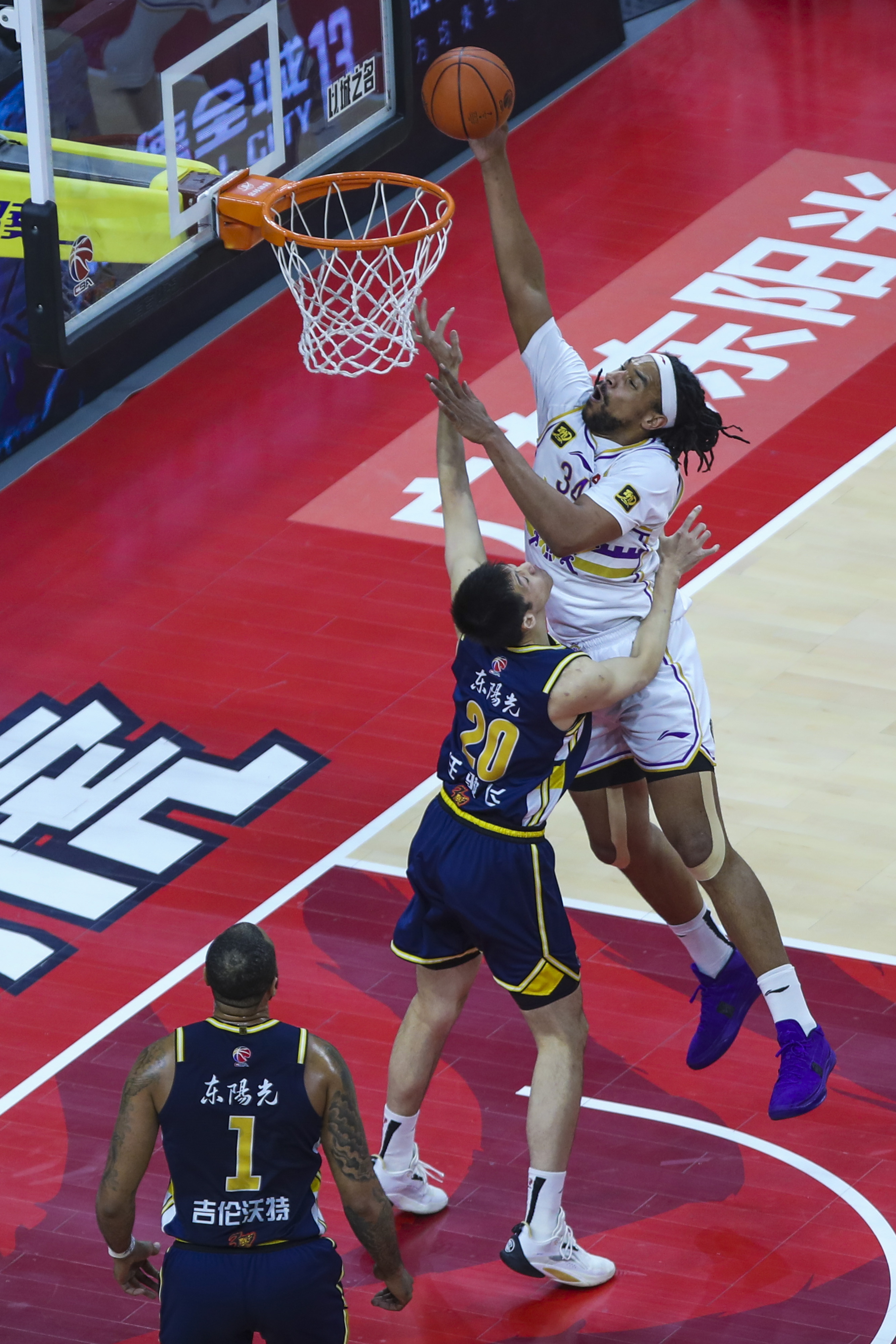 球场上的英雄，球员们在比赛中充满斗志