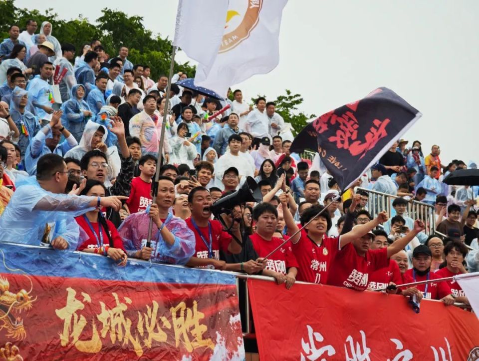 球场上的英雄，球员们在比赛中充满斗志