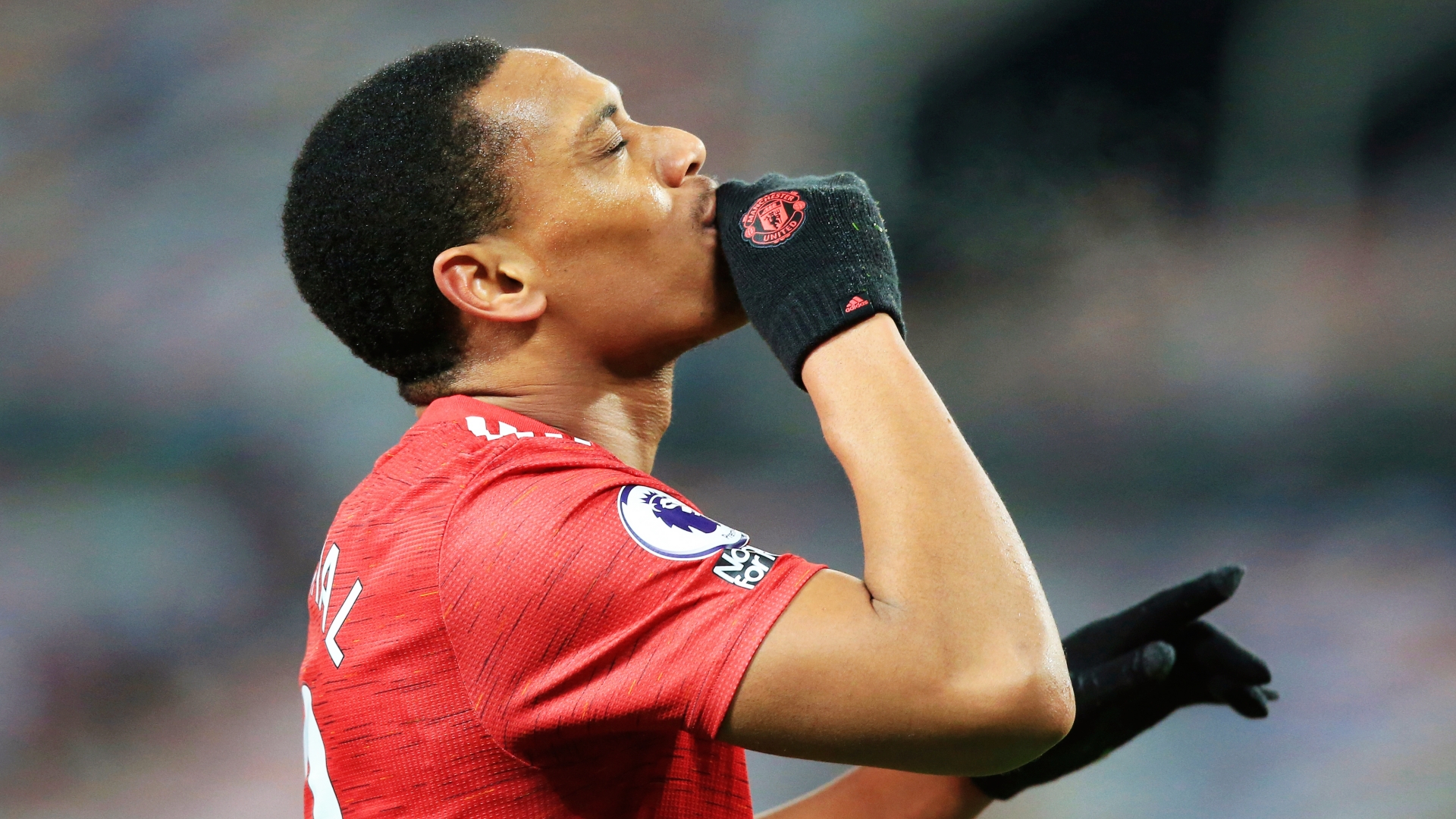 曼联主场大胜维拉，马夏尔破门