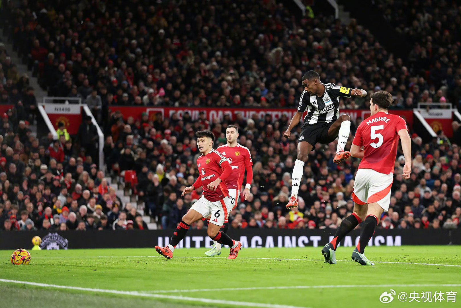 曼联主场大胜维拉，马夏尔破门