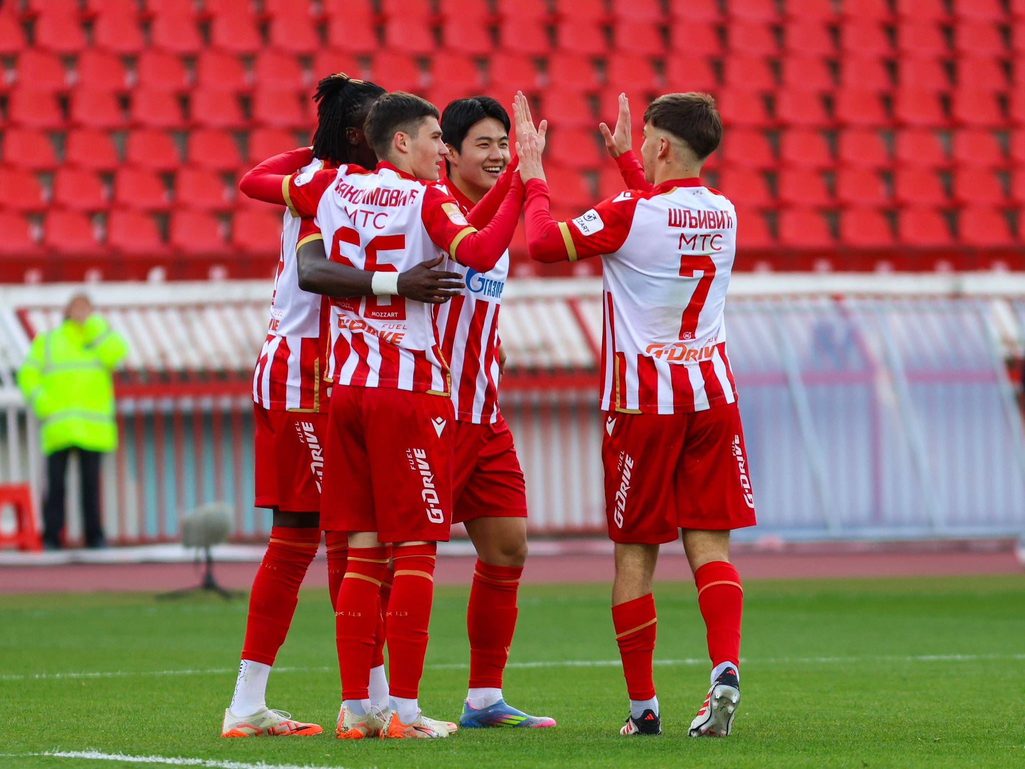 澳大利亚女足壮大,突破韩国防线! 澳大利亚女足壮大,突破韩国防线!