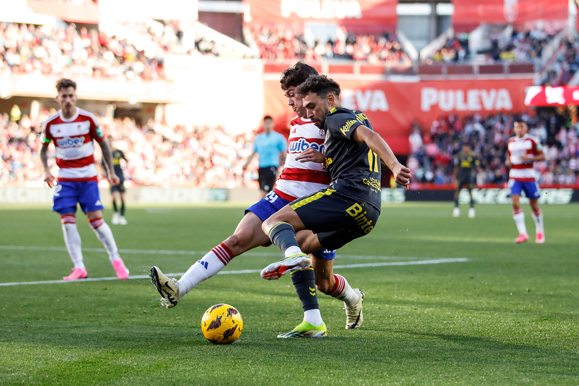 格拉纳达惨败，天王巴萨继续领跑