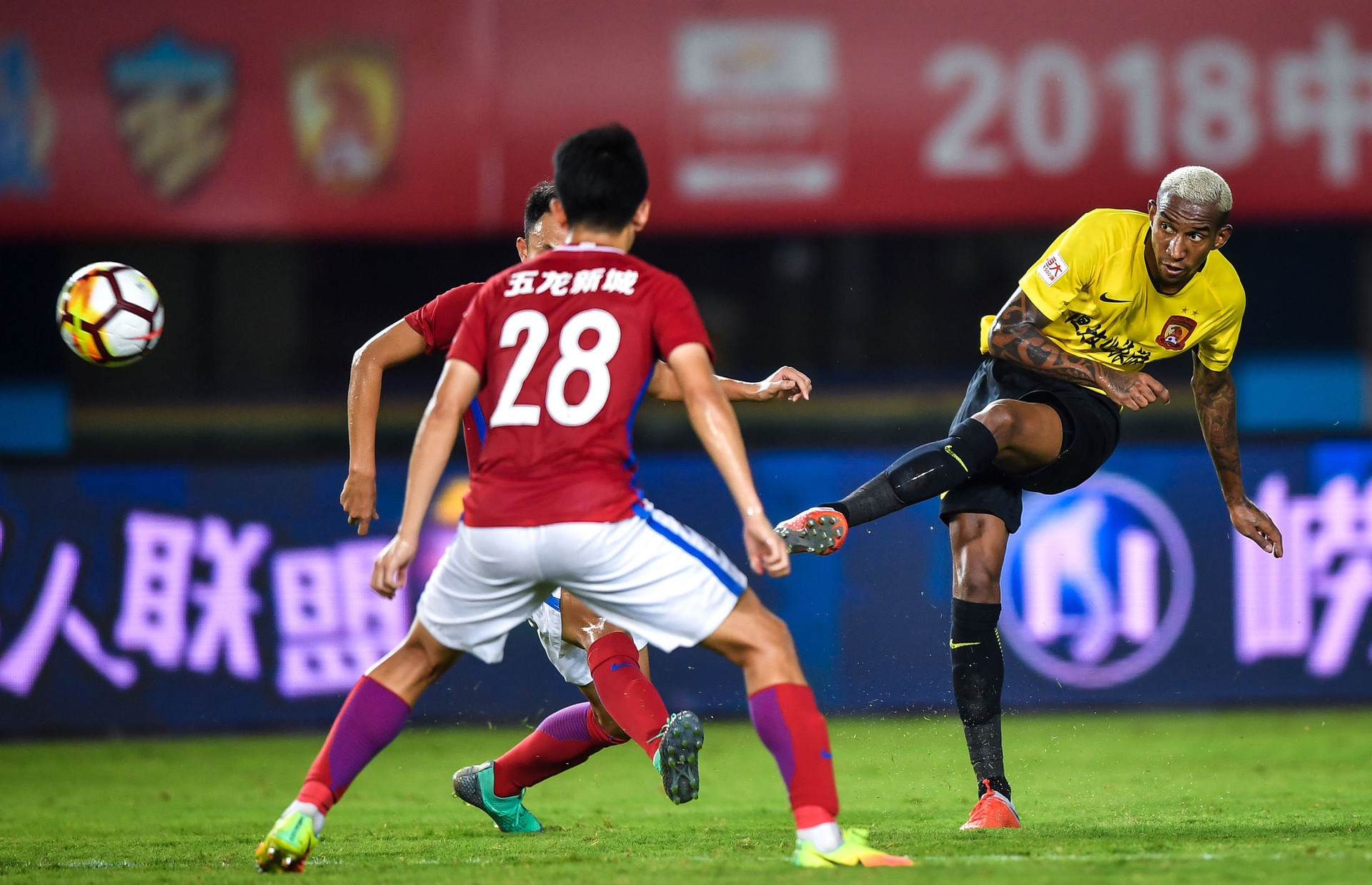 关于比赛进入白热化，全力拼搏争夺胜利的信息