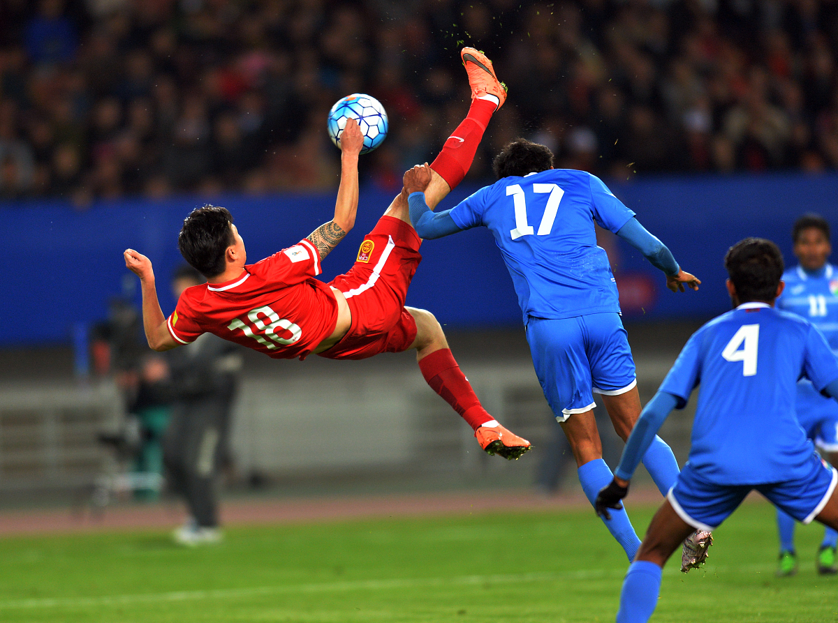 精彩绝伦：球员们奋力拚搏，决胜关键时刻